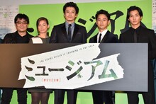 「ミュージアム」初日舞台挨拶の様子。左から大友啓史、尾野真千子、小栗旬、妻夫木聡、野村周平。