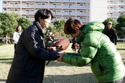 「サクラダリセット」のクランクアップ時、花を受け取る野村周平(左)。(c)2017映画「サクラダリセット」製作委員会