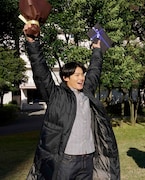「サクラダリセット」のクランクアップを喜ぶ野村周平。(c)2017映画「サクラダリセット」製作委員会