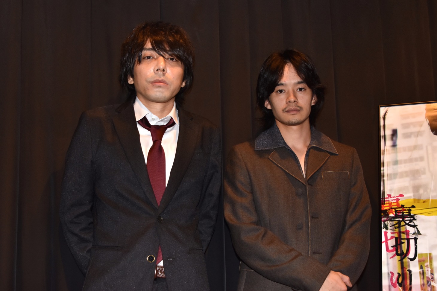 「裏切りの街」初日舞台挨拶の様子。左から三浦大輔、池松壮亮。