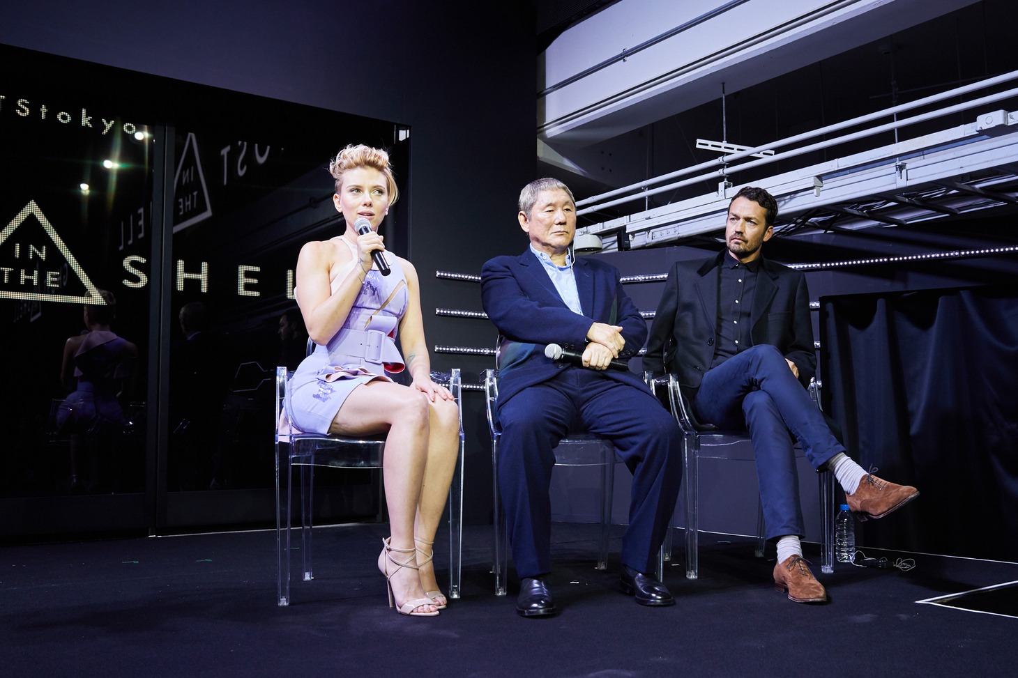 左からスカーレット・ヨハンソン、ビートたけし、ルパート・サンダース。