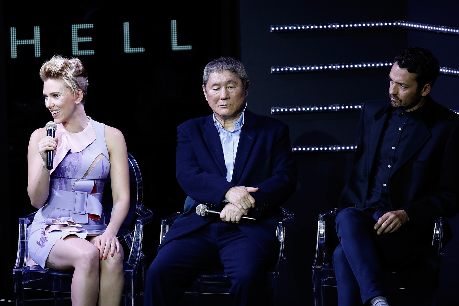 左からスカーレット・ヨハンソン、ビートたけし、ルパート・サンダース。