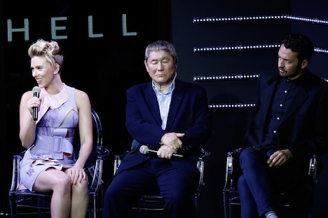 左からスカーレット・ヨハンソン、ビートたけし、ルパート・サンダース。