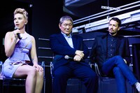 エクスクルーシブイベントの様子。左からスカーレット・ヨハンソン、ビートたけし、ルパート・サンダース監督。