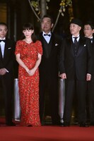 レッドカーペットを歩くキャストたち。