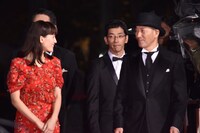 レッドカーペットを歩くキャストたち。