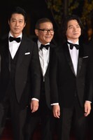 レッドカーペットを歩くキャストたち。