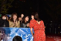 岡田准一に無茶振りされ、観客に挨拶する綾瀬はるか。