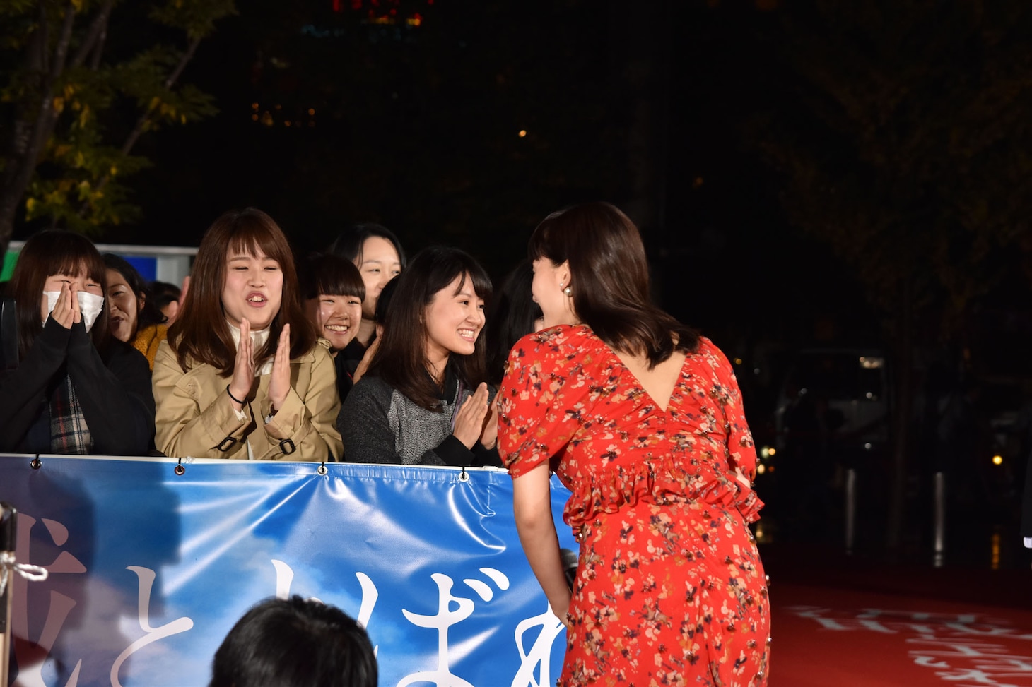 岡田准一に無茶振りされ、観客に挨拶する綾瀬はるか。