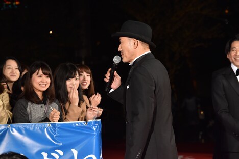 岡田准一に無茶振りされ、観客に挨拶する小林薫。