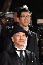 奥から野間口徹、小林薫。