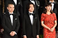 左から染谷将太、吉岡秀隆、綾瀬はるか。
