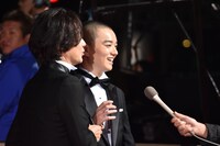 取材を受ける吉岡秀隆と染谷将太。