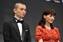 左から染谷将太、綾瀬はるか。