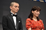 左から染谷将太、綾瀬はるか。