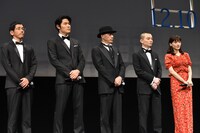 左から野間口徹、鈴木亮平、小林薫、染谷将太、綾瀬はるか。
