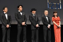 左から野間口徹、鈴木亮平、小林薫、染谷将太、綾瀬はるか。