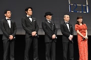 左から野間口徹、鈴木亮平、小林薫、染谷将太、綾瀬はるか。