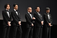 左から吉岡秀隆、堤真一、國村隼、ピエール瀧、山崎貴。