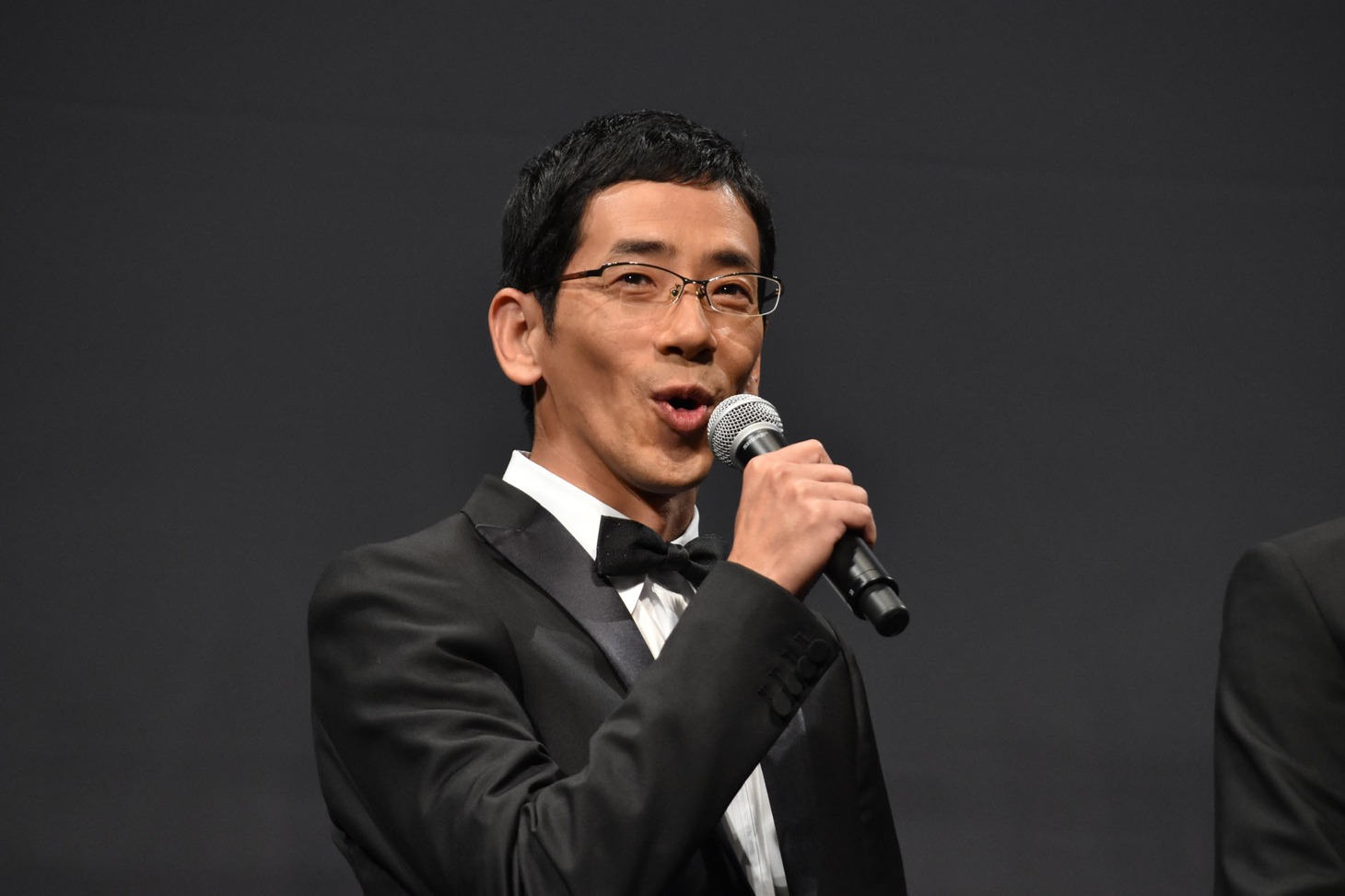 やけにハキハキと挨拶する野間口徹。