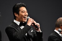 やけにハキハキと挨拶する堤真一。