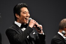 やけにハキハキと挨拶する堤真一。