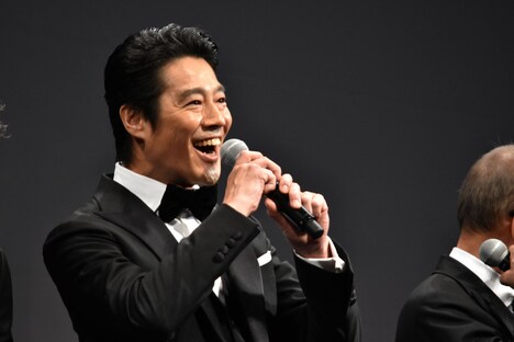 やけにハキハキと挨拶する堤真一。