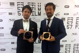 第57回テッサロニキ国際映画祭より授賞式の様子。竹内洋介（左）と岸建太朗（右）。