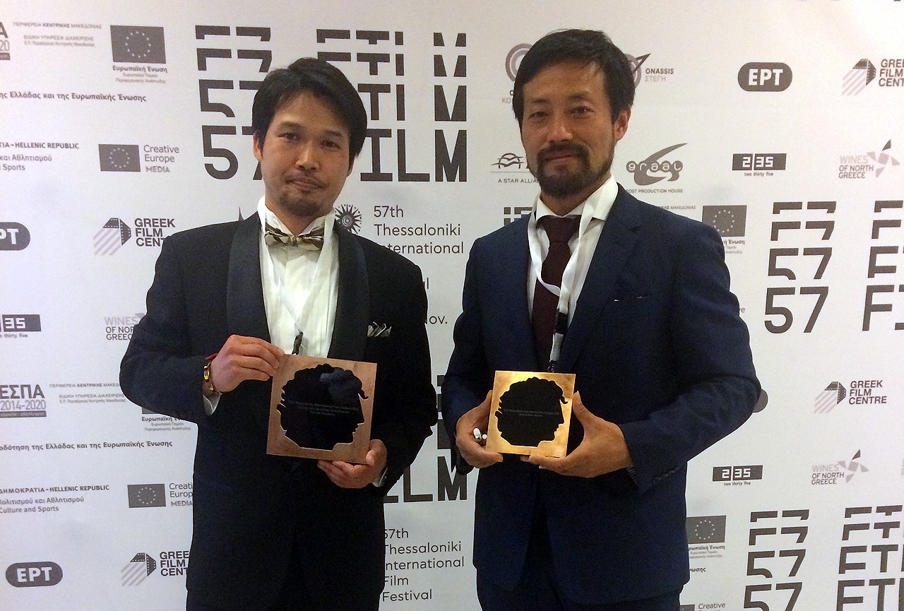 第57回テッサロニキ国際映画祭より授賞式の様子。竹内洋介（左）と岸建太朗（右）。