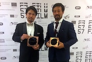 第57回テッサロニキ国際映画祭より授賞式の様子。竹内洋介(左)と岸建太朗(右)。