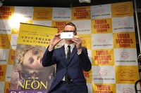 来場者を撮影するニコラス・ウィンディング・レフン。