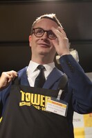 タワーレコード店員のエプロンを着用したニコラス・ウィンディング・レフン。