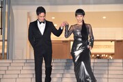 左から市原隼人、木村多江。