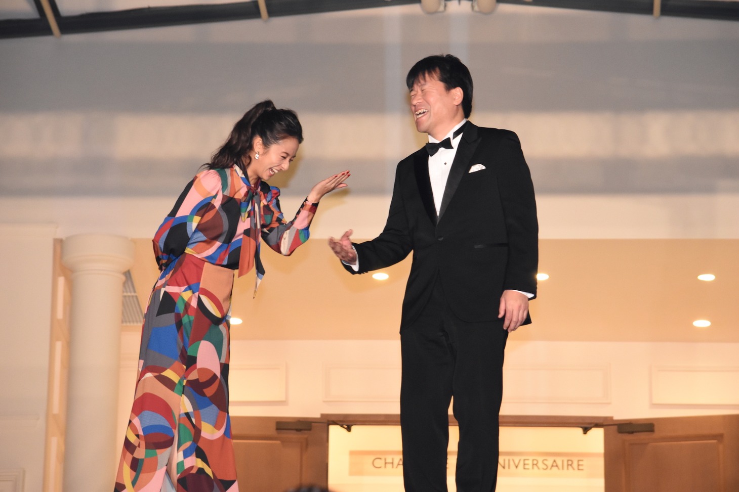左から木村文乃、佐藤二朗。