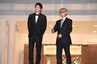 左から向井理、堤幸彦。