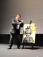 得意の逆水平チョップのポーズを見せる天龍源一郎。