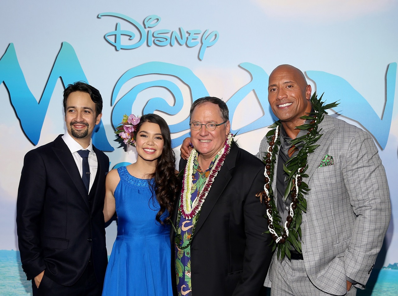 「モアナと伝説の海」ワールドプレミアにて、左からリン＝マニュエル・ミランダ、アウリィ・カラバーリョ、ジョン・ラセター、ドウェイン・ジョンソン。