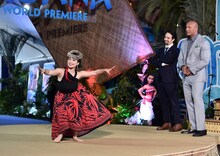 「モアナと伝説の海」ワールドプレミアにて、フラダンスを披露するアウリィ・カラバーリョ。