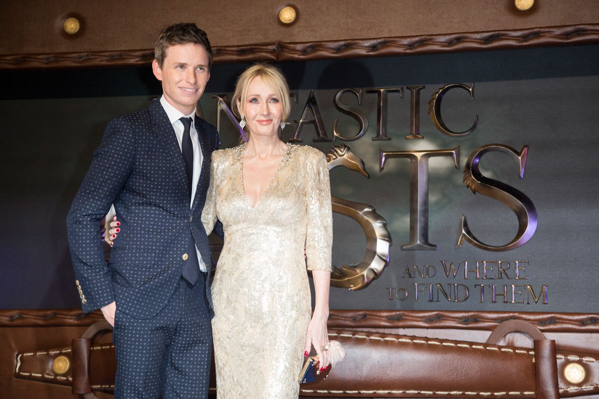 左からエディ・レッドメイン、J・K・ローリング。