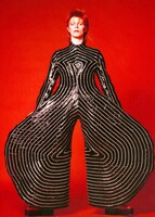 「DAVID BOWIE is」展示写真のメインカット。Striped bodysuit for the Aladdin Sane tour, 1973. Design by Kansai Yamamoto. Photograph by Masayoshi Sukita (c)Sukita / The David Bowie Archive