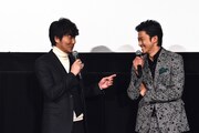 ドラマ「代償」完成披露試写会の様子。左から高橋努、小栗旬。