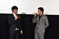 楽しげに話す小栗旬（右）と高橋努（左）。