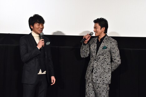 楽しげに話す小栗旬（右）と高橋努（左）。