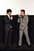 ドラマ「代償」完成披露試写会の様子。左から高橋努、小栗旬。