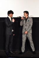 ドラマ「代償」完成披露試写会の様子。左から高橋努、小栗旬。