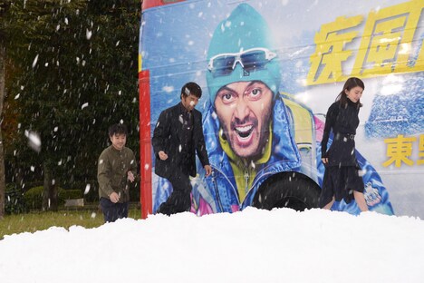 雪が降る演出の中、登場した「疾風ロンド」キャストたち。