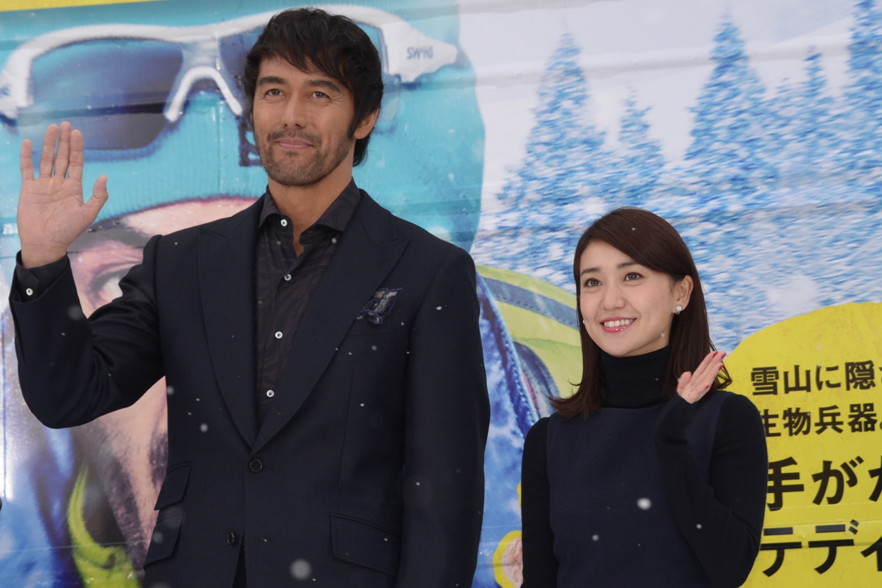 “疾風ロンドンバス”出発式の様子。左から阿部寛、大島優子。