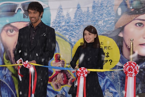 “疾風ロンドンバス”出発式の様子。左から阿部寛、大島優子。