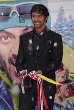 テープカットを行う阿部寛。