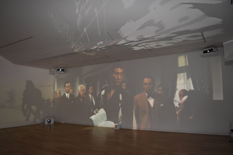 「追悼特別展 高倉健」より、予告編が流れる横尾忠則ディレクションの空間。